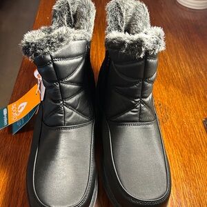 NWT Sporto Women’s Daria Black Faux Fur Lined Snow Boot. Size 9